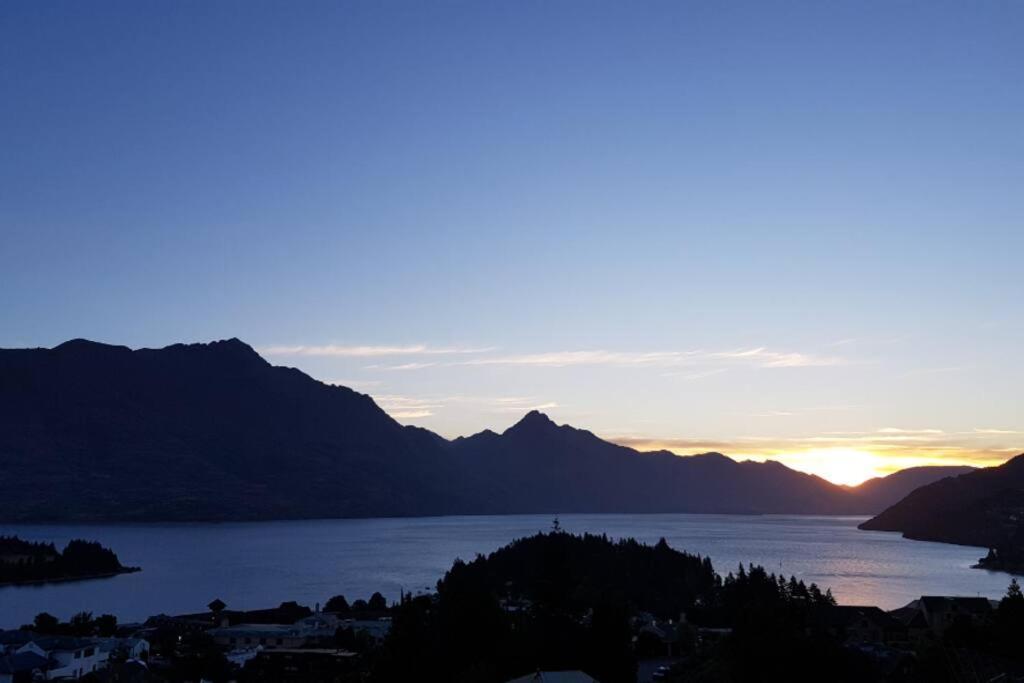 Stunning Home With Amazing Wakatipu Lake Views 皇后镇 外观 照片